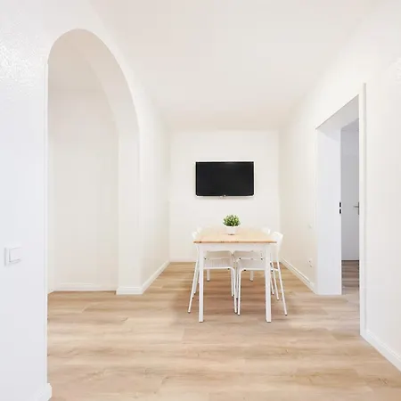 Tolstov - 3 - Kitchen - Dining Area - 25 Min Messe Dus