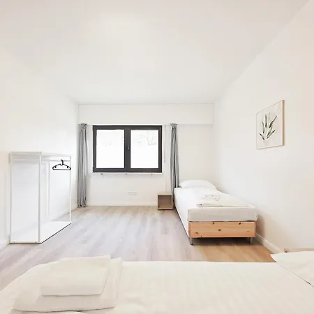 Daire Tolstov Apartments - 3 Schlafzimmer - Kueche - Essbereich - 25 Min Messe Dus *