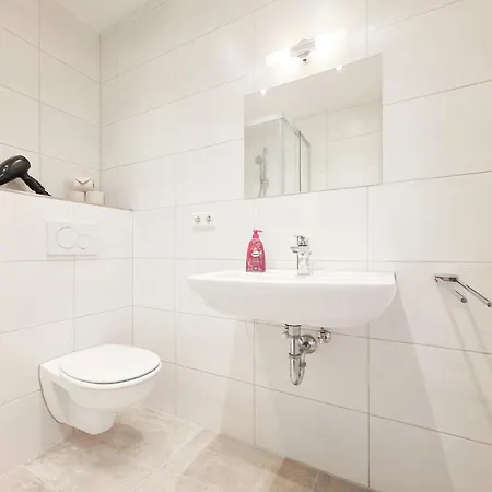 Tolstov Apartments - 3 Schlafzimmer - Kueche - Essbereich - 25 Min Messe Dus